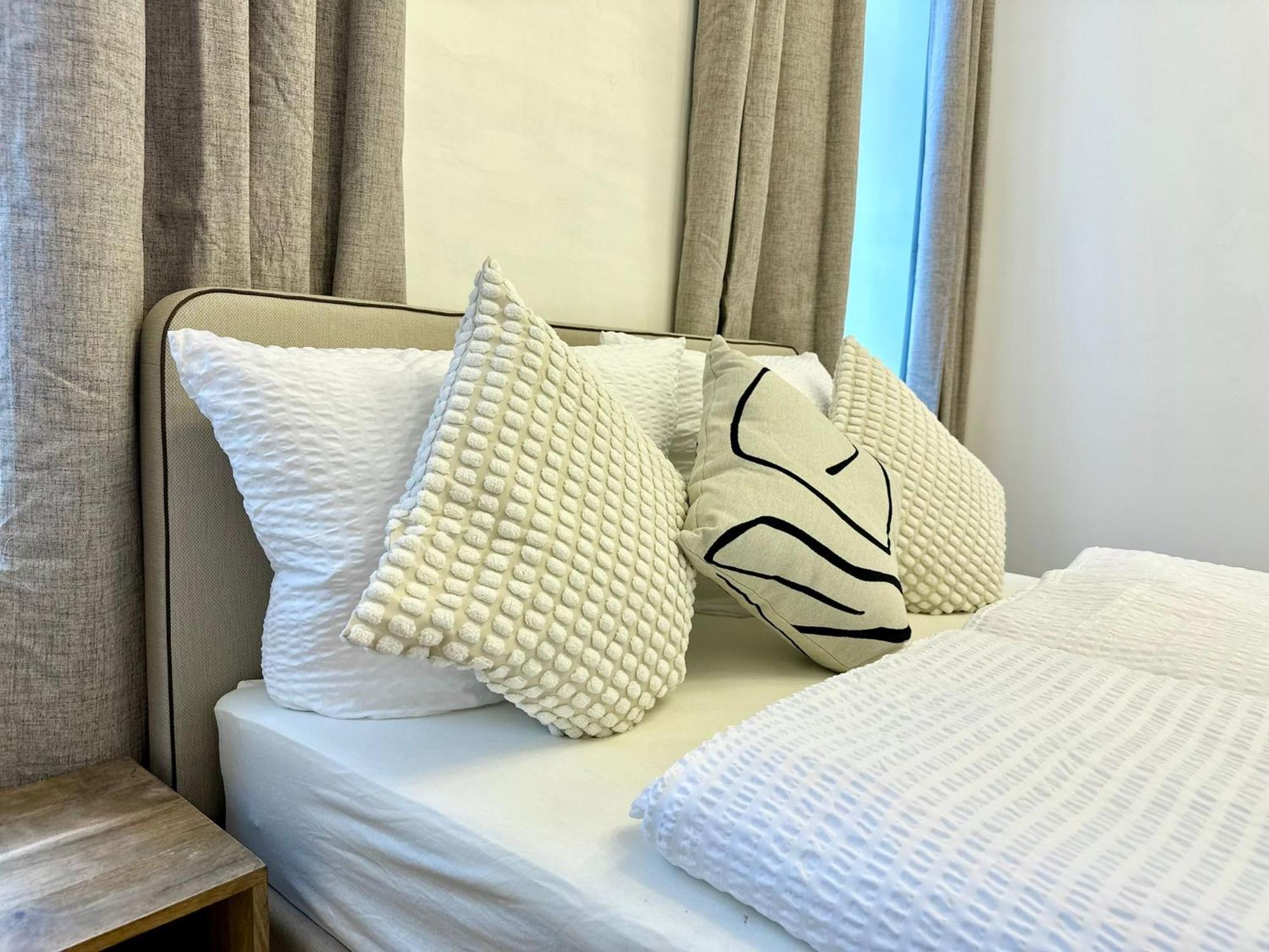Hidden Garden - Spacious Modern - 1 Min To City Shuttle Apartment Wien