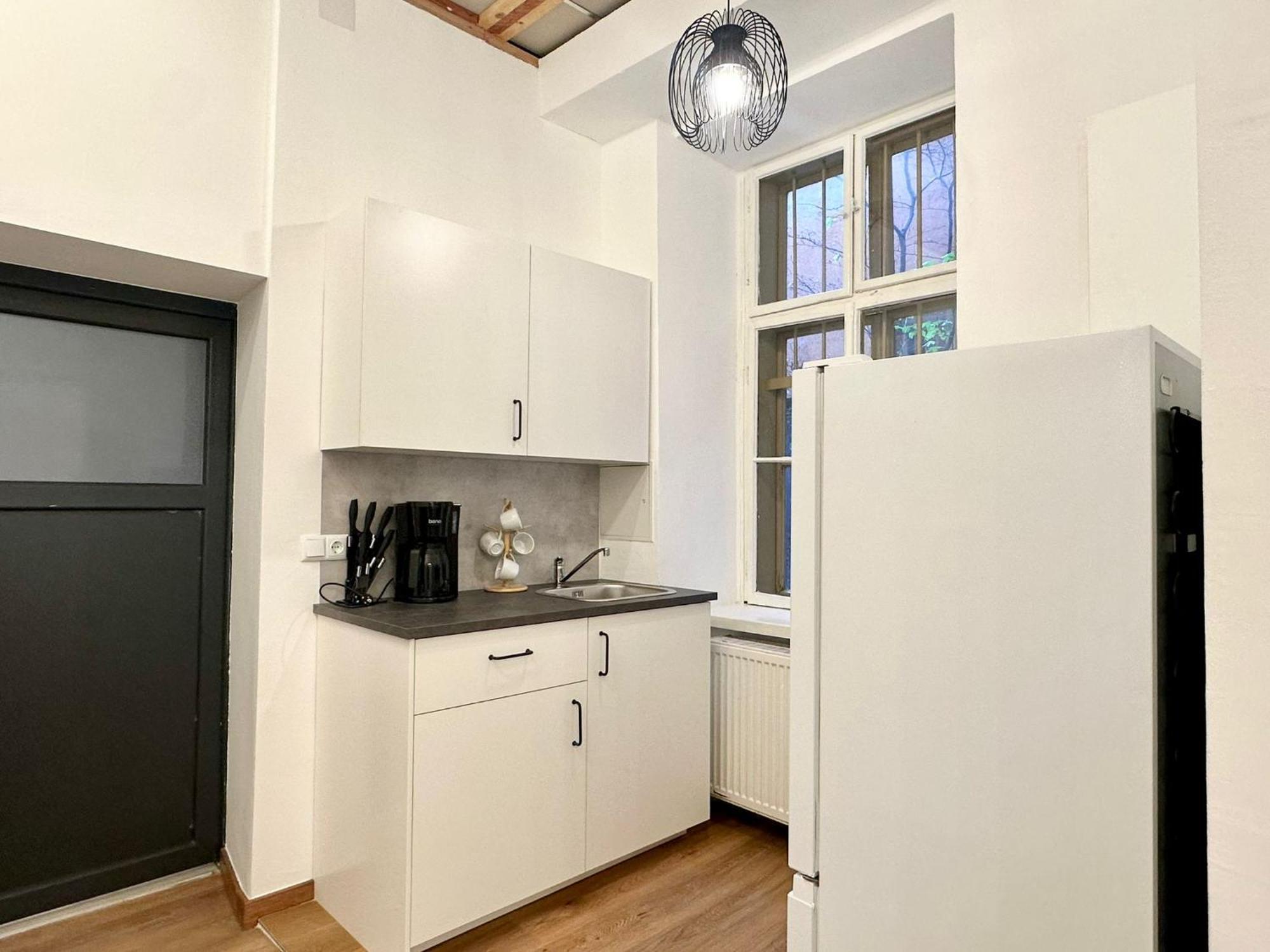 Hidden Garden - Spacious Modern - 1 Min To City Shuttle Apartment